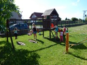 Společné odpoledne rodičů a dětí - natírání popelnic